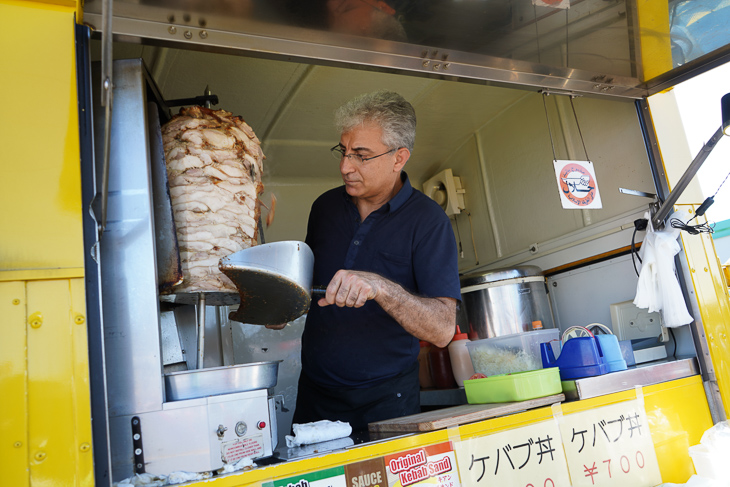 ケバブ屋さんお馴染みの肉を削ぎ落とす様子を見ると食欲がそそられる