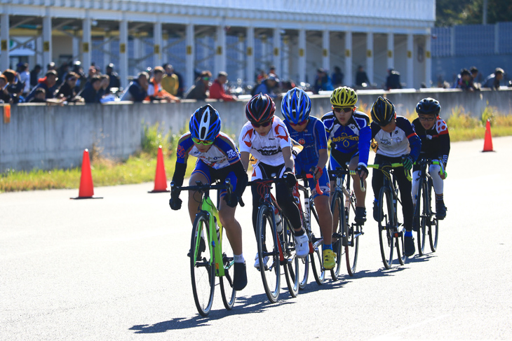 隊列を組みレースを組み立てる高学年の選手たち