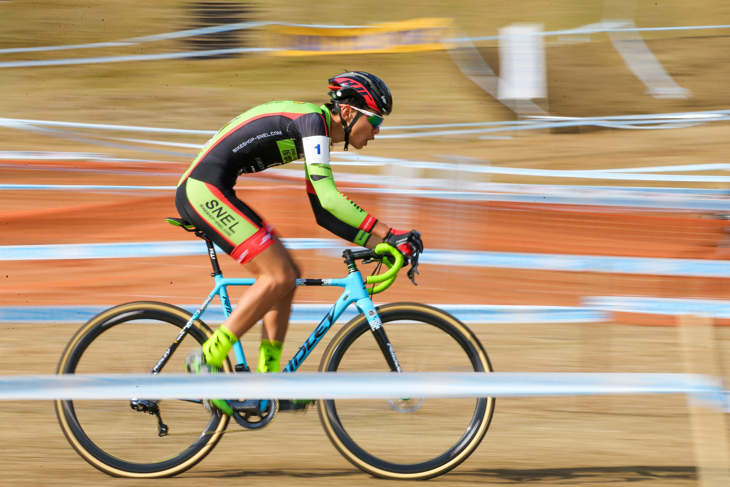 男子ジュニア　中島を振り切って独走する小島大輝（SNEL CYCLOCROSS TEAM）