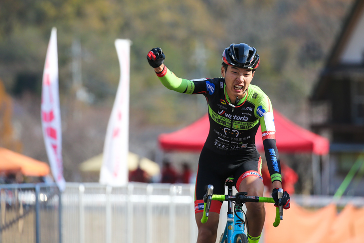 男子ジュニア　独走でフィニッシュする小島大輝（SNEL CYCLOCROSS TEAM）