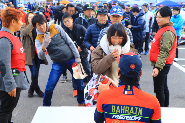 サイン会は長蛇の列　こんな人気選手を一人占めできる贅沢な企画なのだ