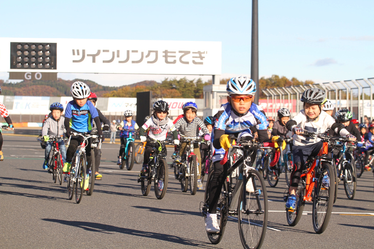 朝一の寒い中、子どもたちが元気にスタート！