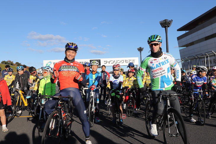 ゲストライダーとして毎年参加している新城幸也。マトリックスパワータグのアイラン・フェルナンデスも先導を務めた