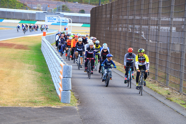 コースの側道でビギナー向けの講習も行われた。集団走行をここで慣れておこう