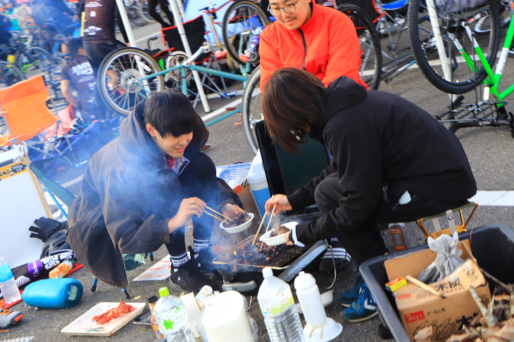 テントゾーンではBBQを楽しむチームも。お肉を焼く良い匂いが会場を包む