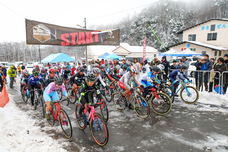 女子エリート　雪の降る中、33名がスタートを切る