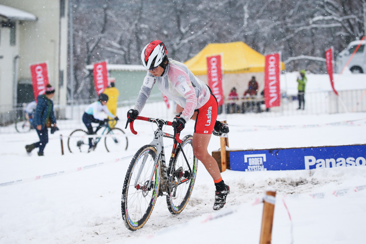 女子エリート　4番手を走る宮内佐季子（ClubLa.sistaOffroadTeam）