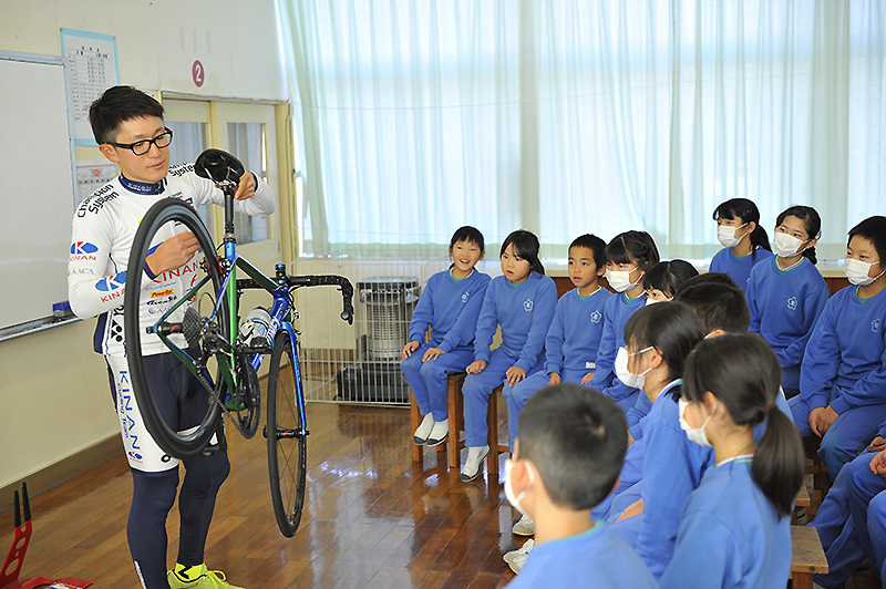 ロードバイクを小指で持ち上げ、車輪を瞬時に外すデモンストレーションに子どもたちはビックリ