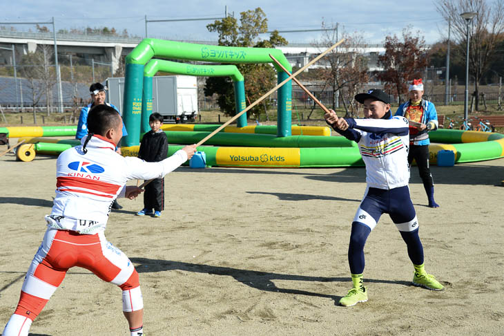 槍を傘で受ける技が披露された愛知県の郷土芸能「棒の手」