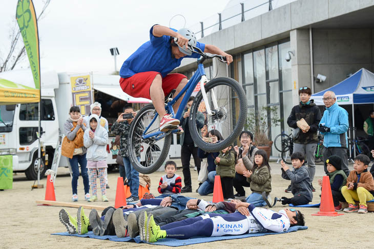 5人の上をジャンプする「おかっぴ」さんのマウンテンバイクショー