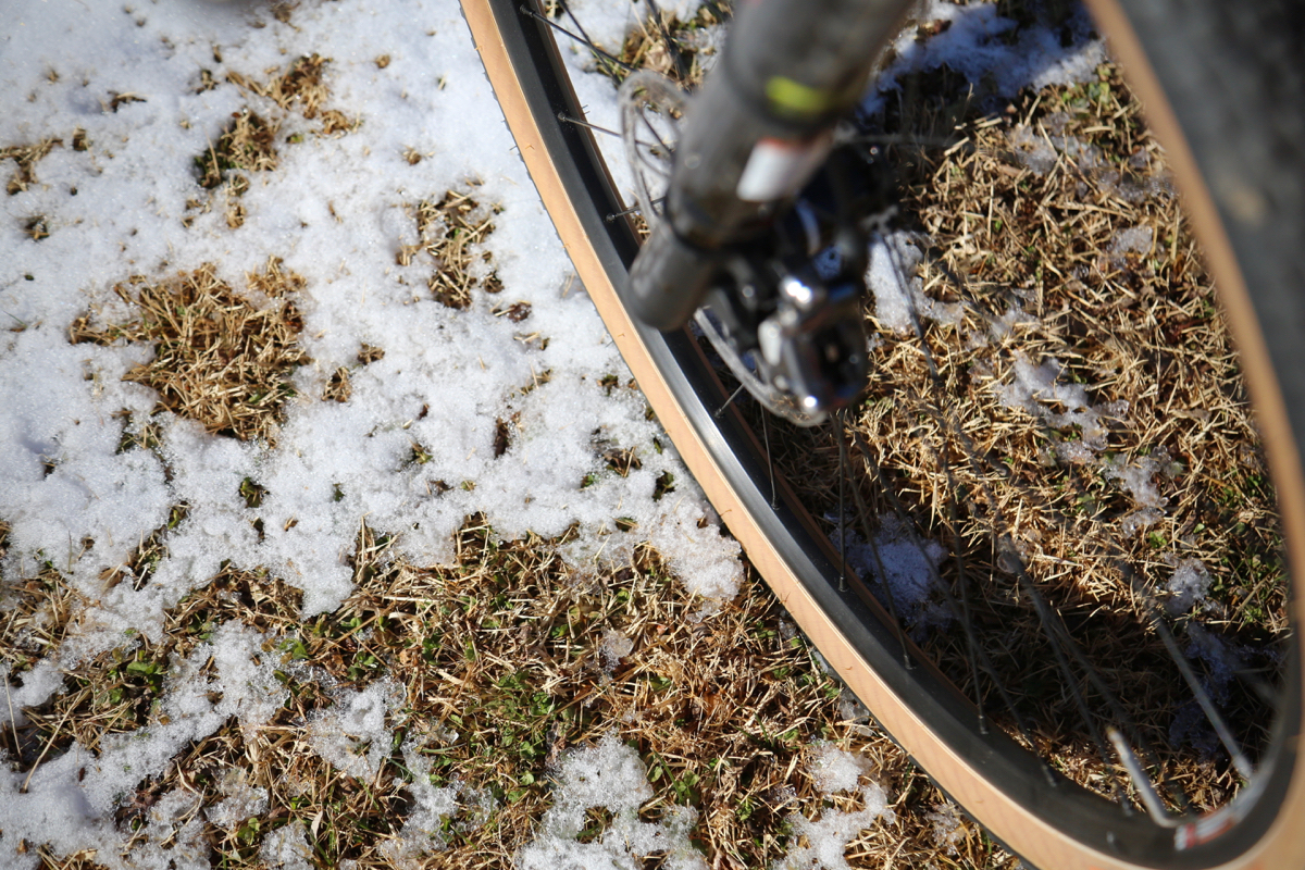 八ヶ岳を臨むRapha Japanからスタート。薄く残っていた雪にスノーライドへの期待も高まる