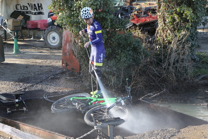 レース後には高圧洗浄機でバイクを洗浄