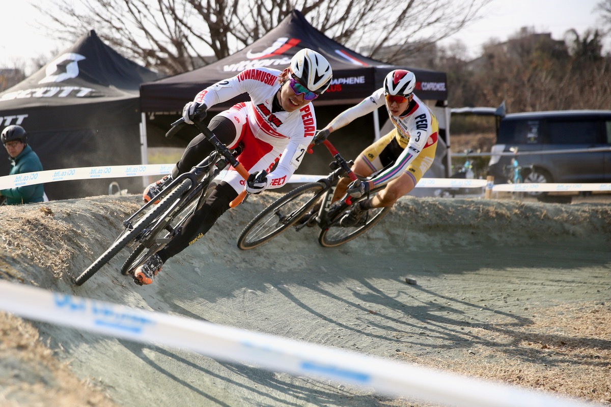 2周目、前田公平（弱虫ペダルサイクリングチーム）と織田聖（弱虫ペダルサイクリングチーム）が抜け出す