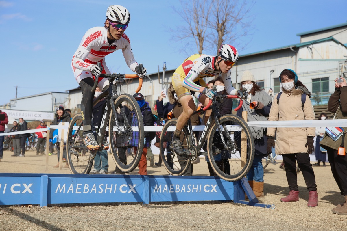 前田公平（弱虫ペダルサイクリングチーム）と織田聖（弱虫ペダルサイクリングチーム）が並んでシケインをバニーホップ