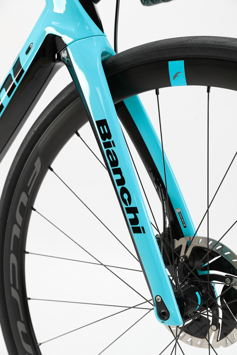 OLTRE XR4を参考にしたエアロブレード形状のフロントフォーク