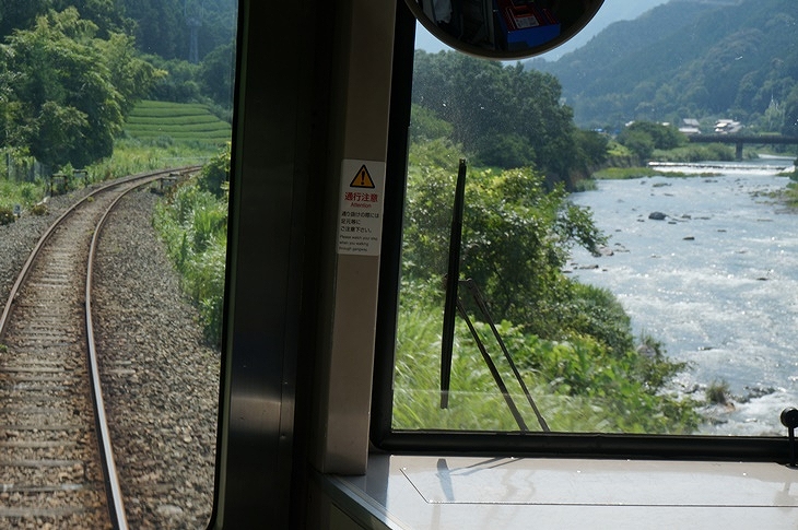 山がかなり近づいてきました！川沿いに走るローカル線風景が素晴らしい♪♪