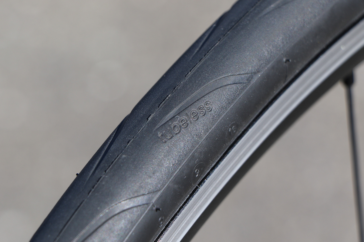 タイヤ表面に”tubeless（チューブレス）”の文字が刻まれる