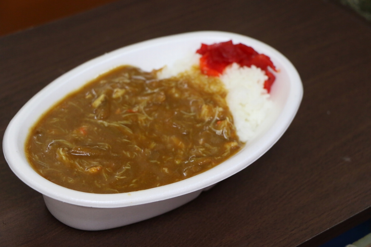 沢山の身が詰まっているカニカレー