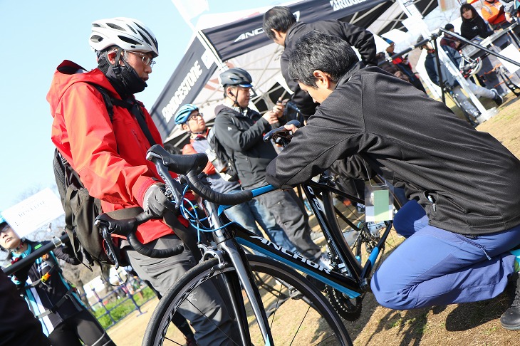 試乗車をしっかりフィッティング中