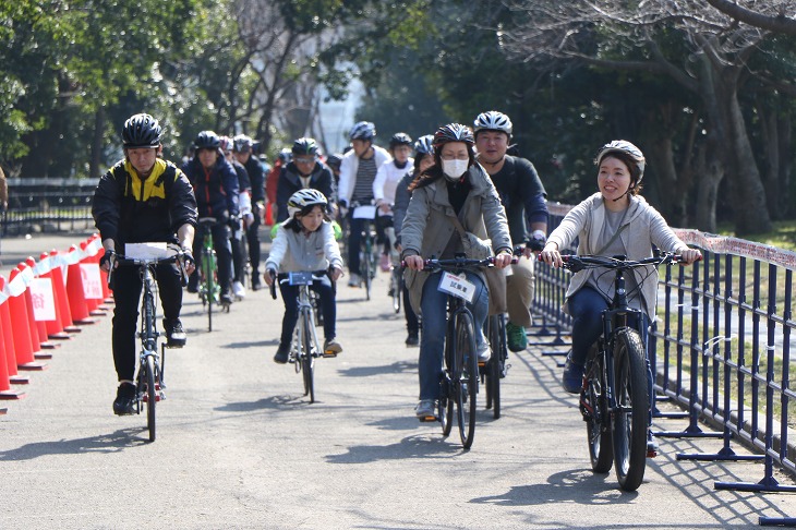 試乗コースは常に多くのサイクリストが駆けていた