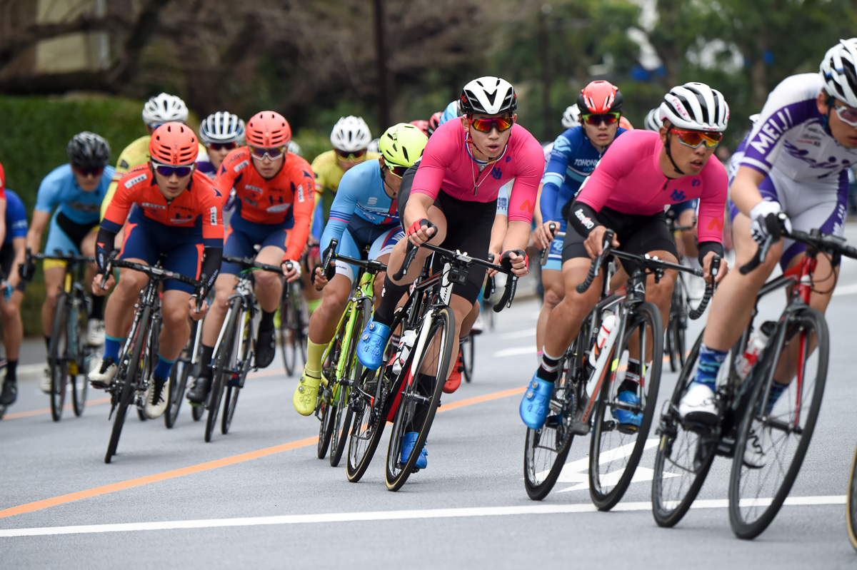 武山晃輔に続き集団中ほどでレースを進める沢田桂太郎（日本大学）