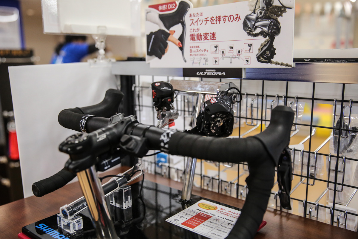 電動シフトDI2の体験什器が併設されているショップも