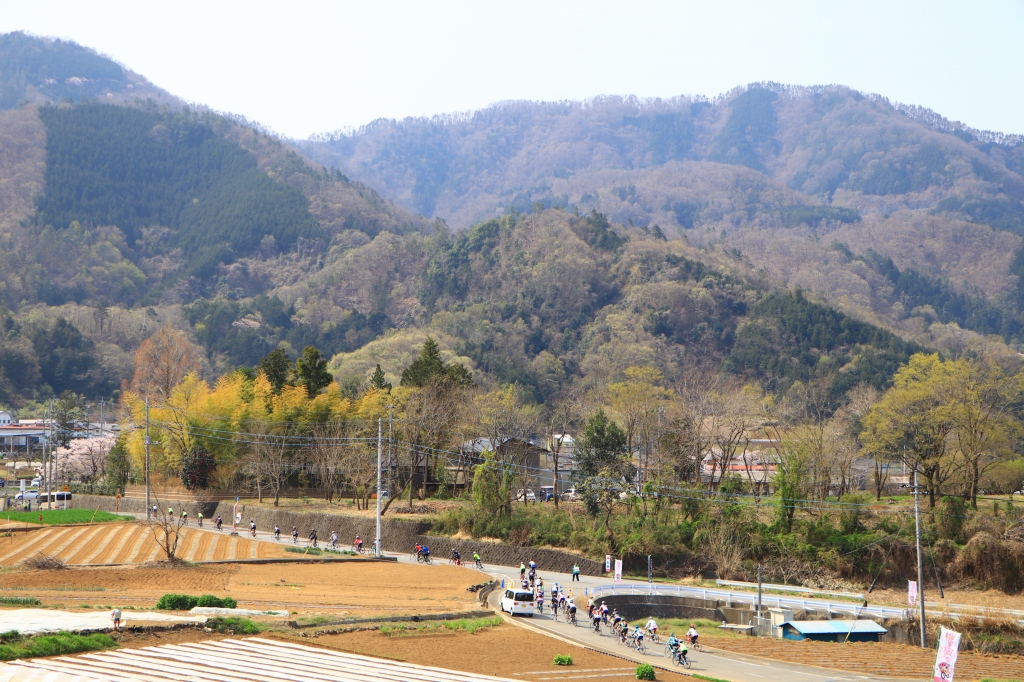 御坂山地の山裾を走っていきます