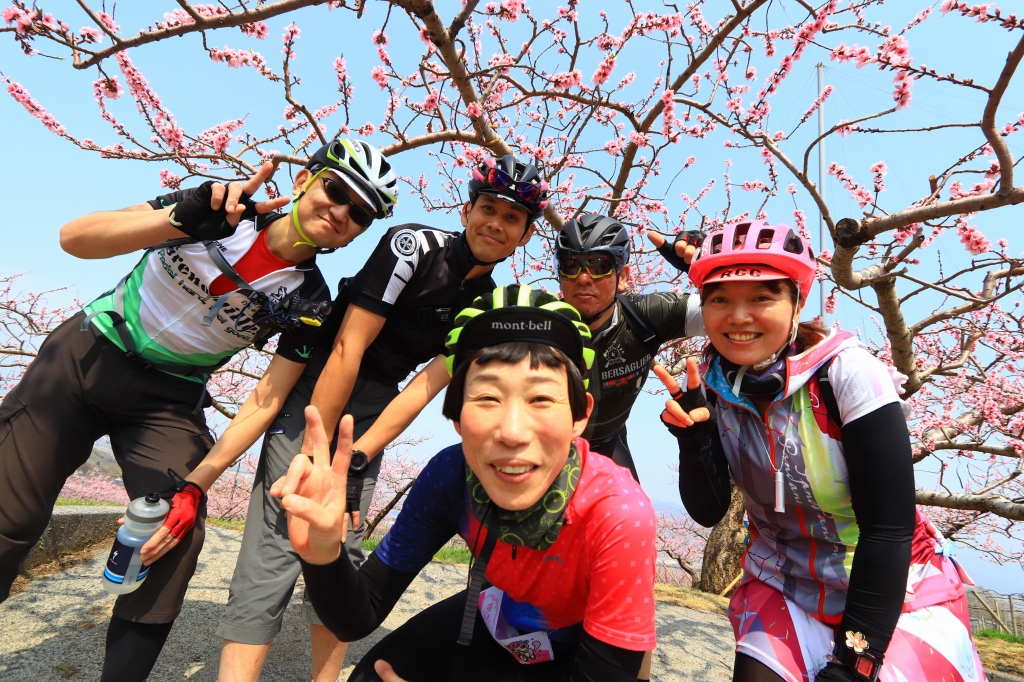 丘のピークの桃畑で牧野ステテコさんと記念撮影