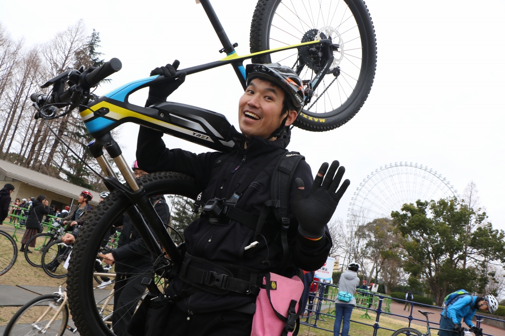 BESVのカーボンE-MTB　TRS-1を試乗　これなら担げますね！と笑顔を見せてくれました