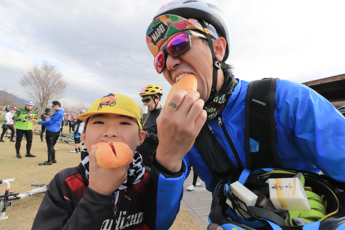 コッペパンを頬張る親子。150kmに挑戦だそうです！