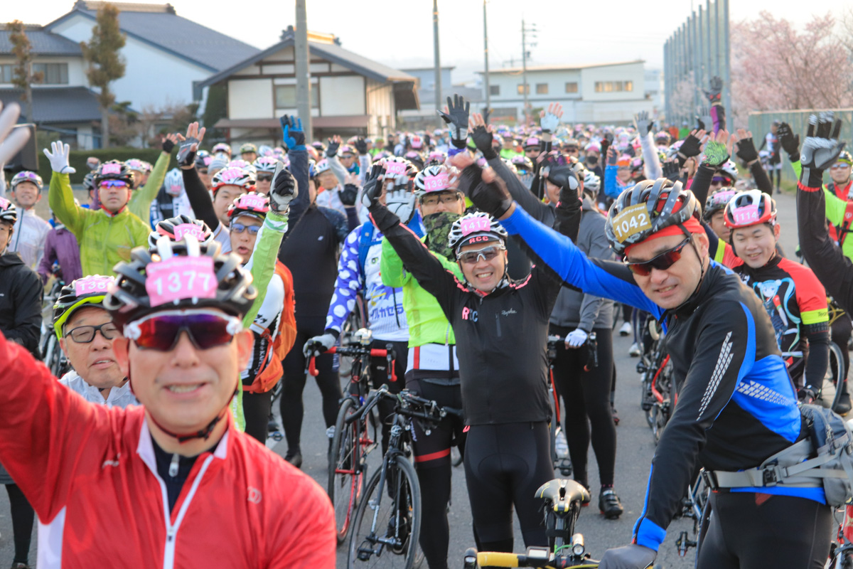 朝の挨拶に元気よく応える参加者たち