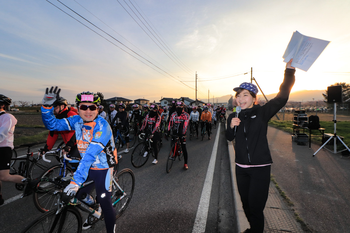 MCアケさんのお見送りで150kmクラスがスタートしていく