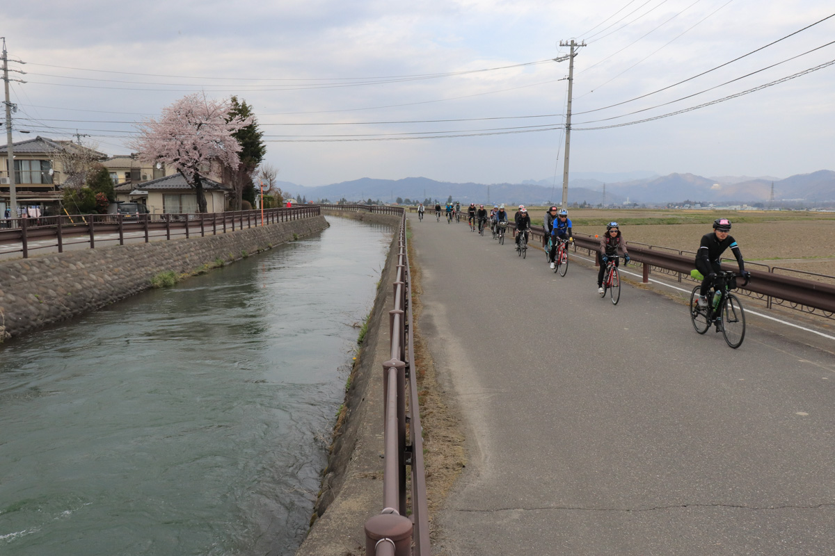 疎水沿いの道を行く。フィニッシュまであと十数キロだ