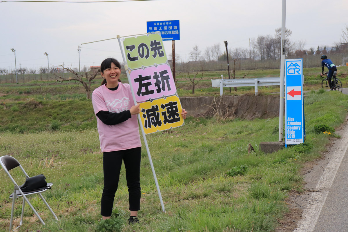 地元ボランティアが交差点での安全走行を呼びかけてくれた