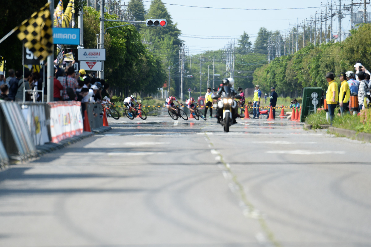 最終コーナー　宇都宮ブリッツェンの2人が先頭