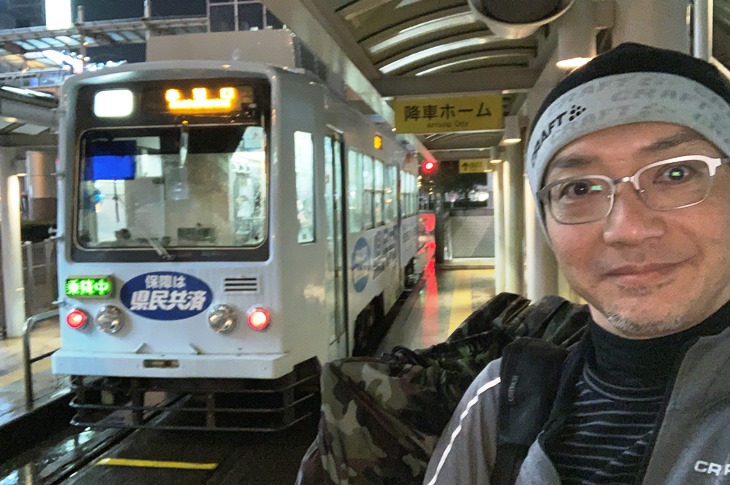 本降りの雨だったこともあり、宿泊先までは豊橋鉄道市内線の路面電車で輪行することに