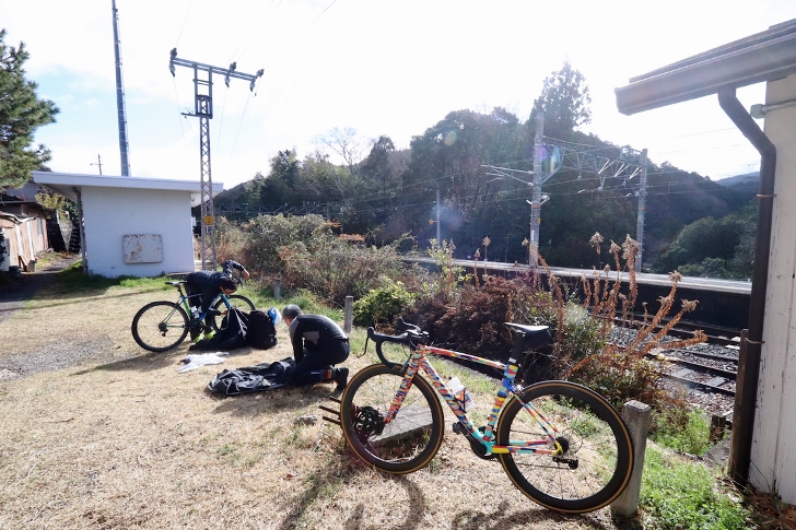 自転車を組み立てながら、ここは廃線の駅ホームなのではないかとウワサしていたらやっぱりそうでした（笑）