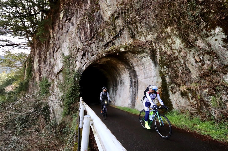 川沿い斜面の岩盤をまっすぐ貫いて線路はさらに山奥に向かって延びています