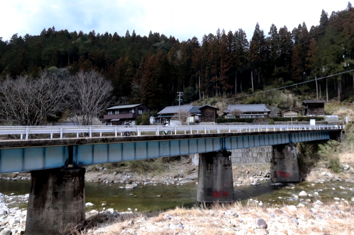 小さいですが橋渡ってます！道路に転用されても鉄道橋らしさがあってこれまた味わい深い(笑)