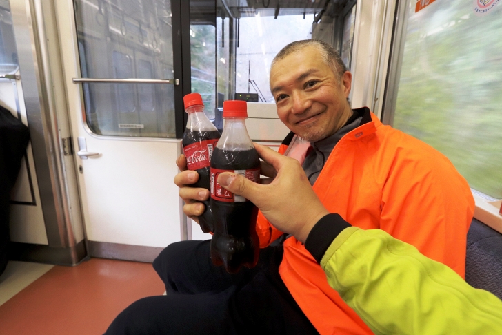 無事に乗車して一息ついたところ、ミッション成功を祝ってコーラで乾杯！