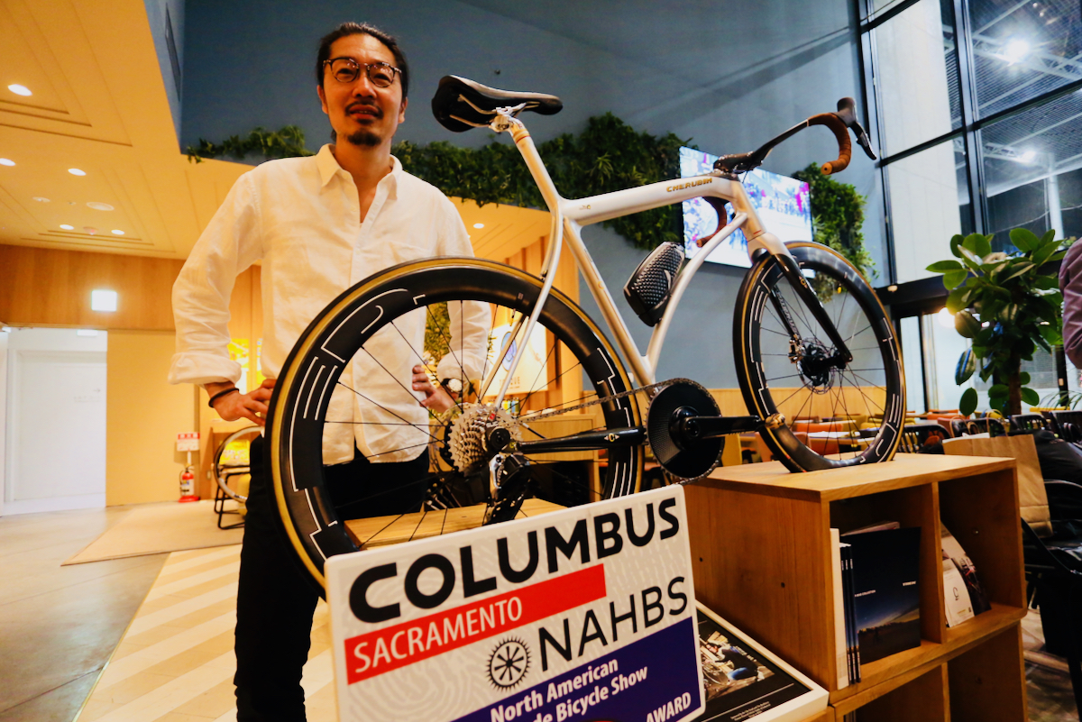 今野真一氏（CHERUBIM：今野製作所チーフビルダー）と、NAHBSでBest Columbus Awardを獲得したAirline