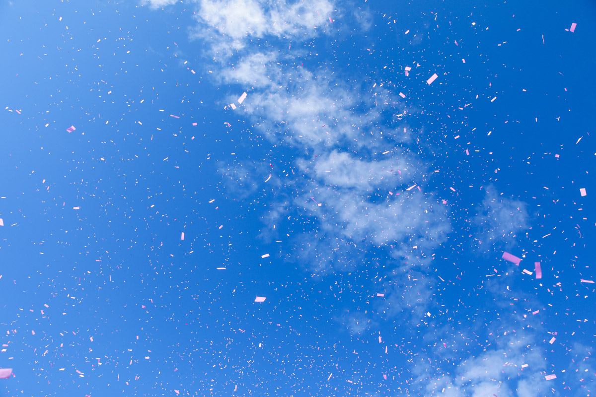 サンジョヴァンニ・ロトンドの青い空とピンクの紙吹雪