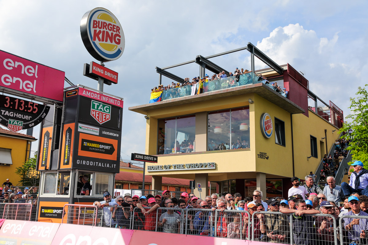 フィニッシュライン横のバーガーキングは大盛況