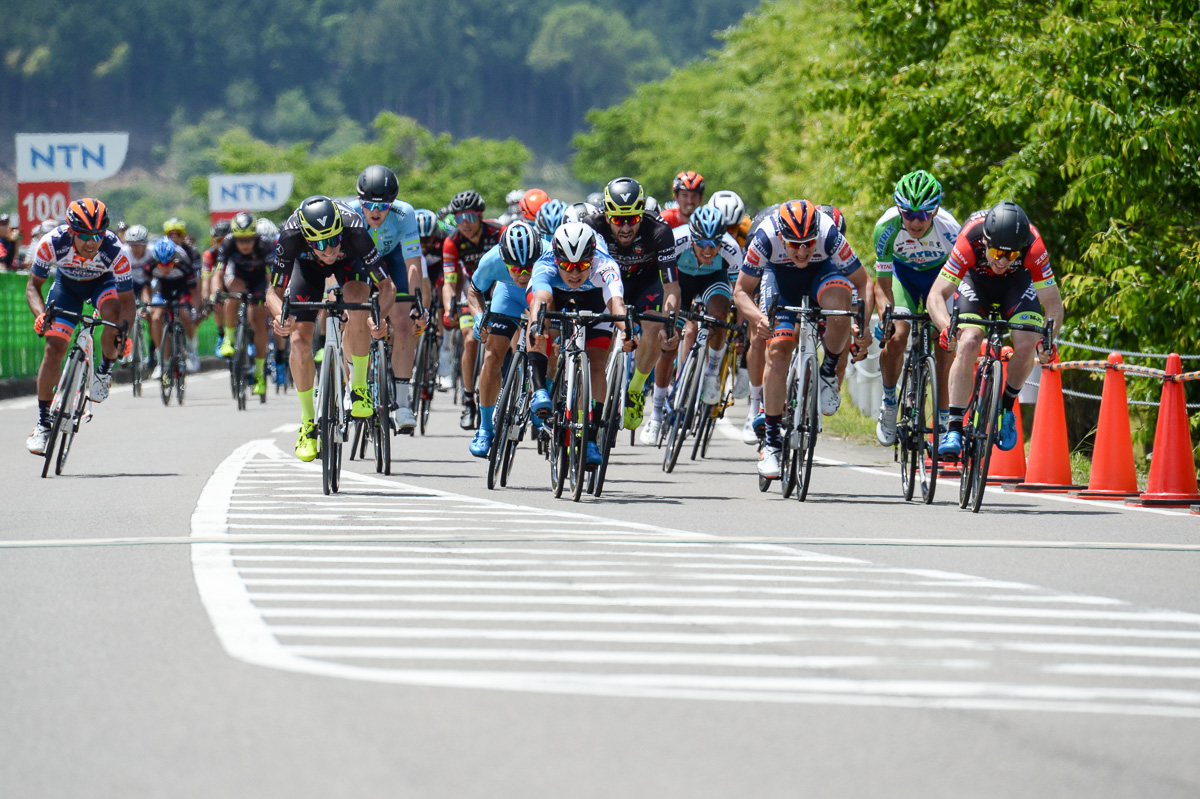 左端（写真右端）にレイモンド・クレダー（チーム右京）、中央に窪木一茂（チームブリヂストンサイクリング）横一線の勝負