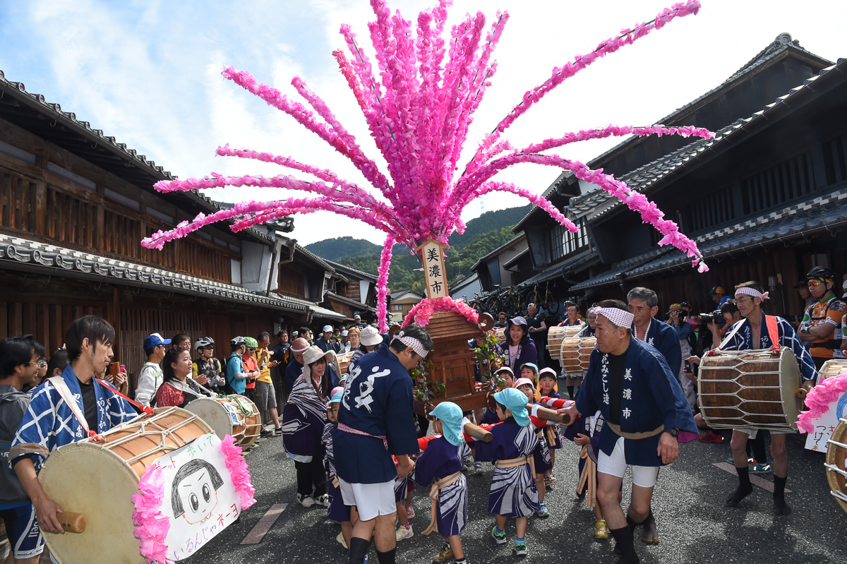 子供達の花神輿が練り歩く