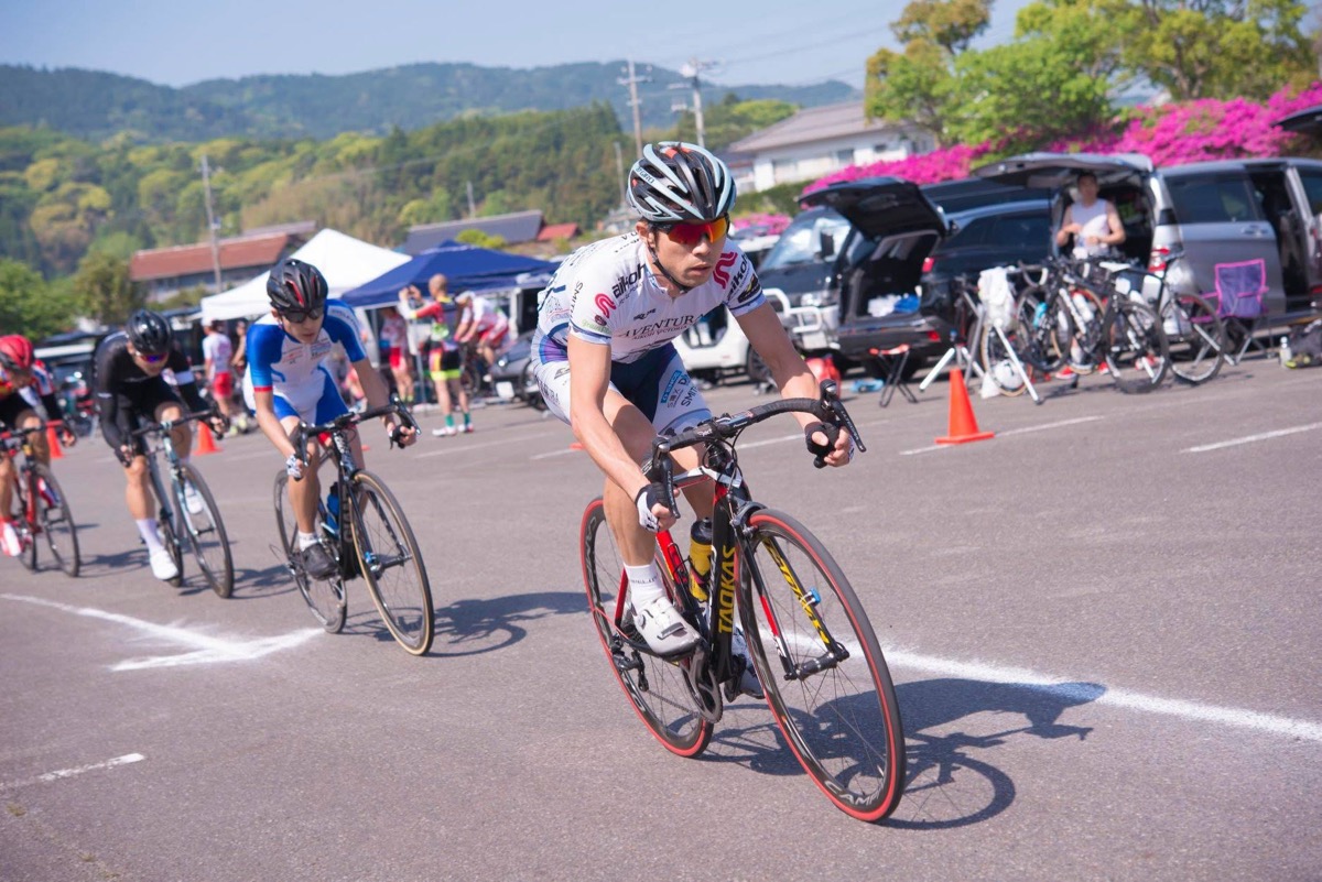 鴨川クリテリウムを走る矢野和也選手