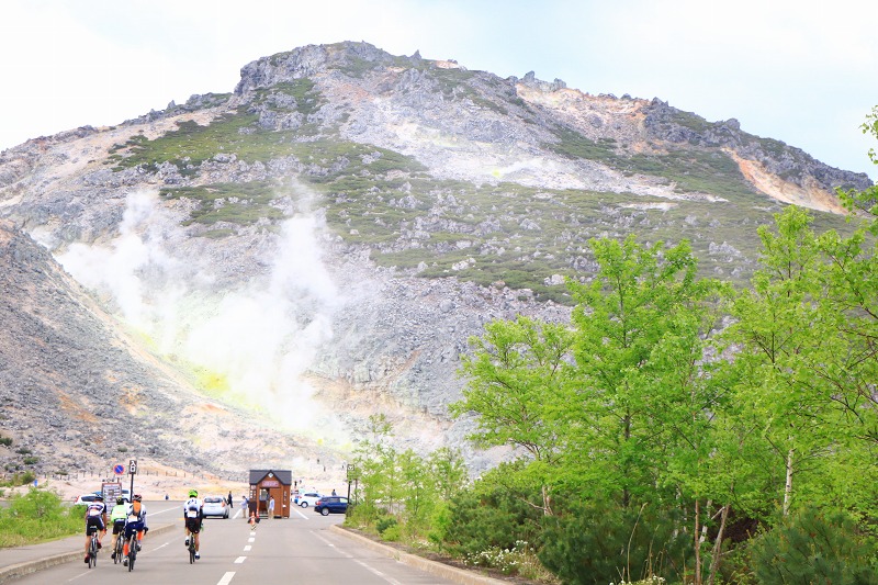 山コースの目玉スポット硫黄山　あたり一面に硫黄の匂いが立ち込めている