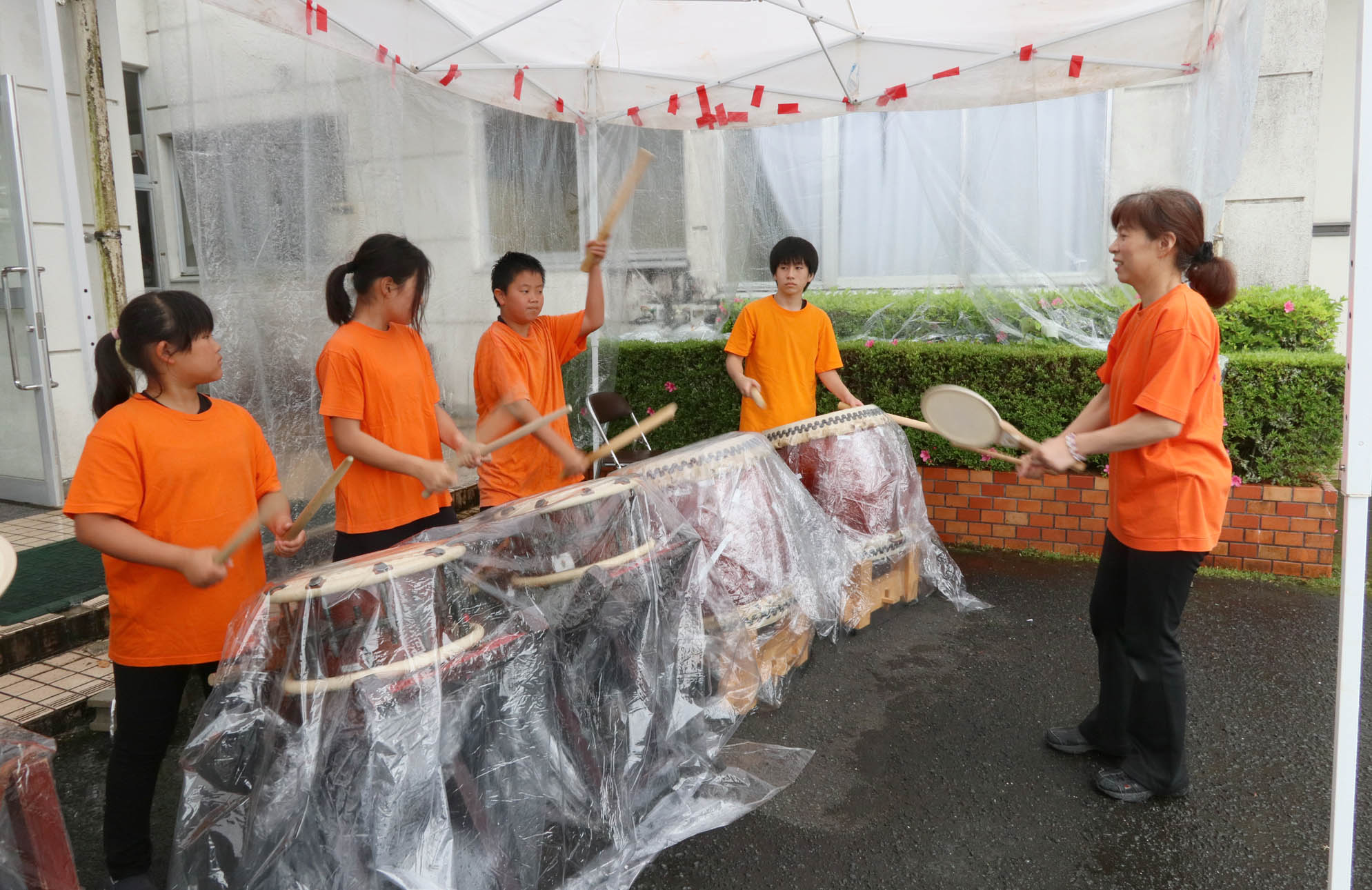 太鼓で迎えてくれた松野南小学校