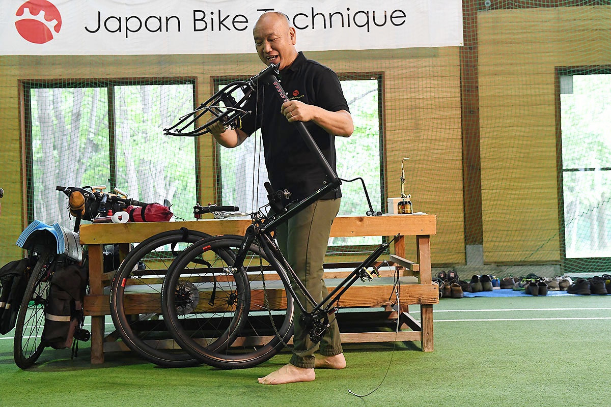 ヘッド小物もワンキーレリーズでセットされる。このあたりは天才荒井氏の独壇場