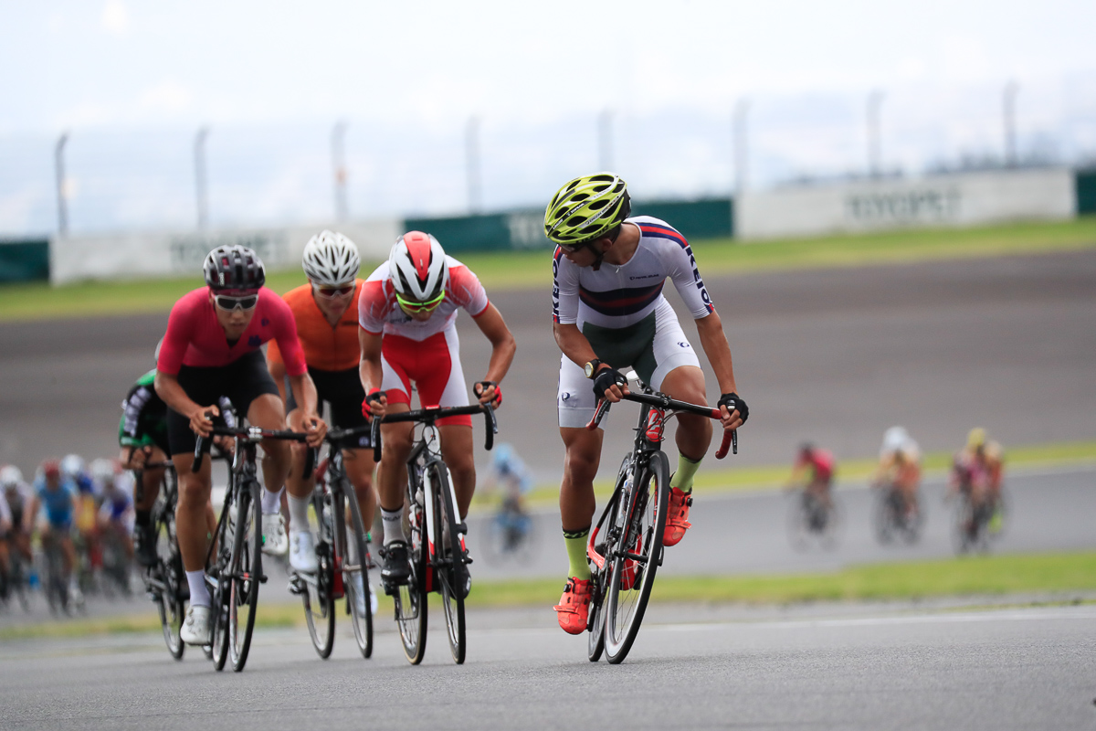 中盤を過ぎたグッドイヤー坂で川野碧己（慶應義塾高校）がアタック